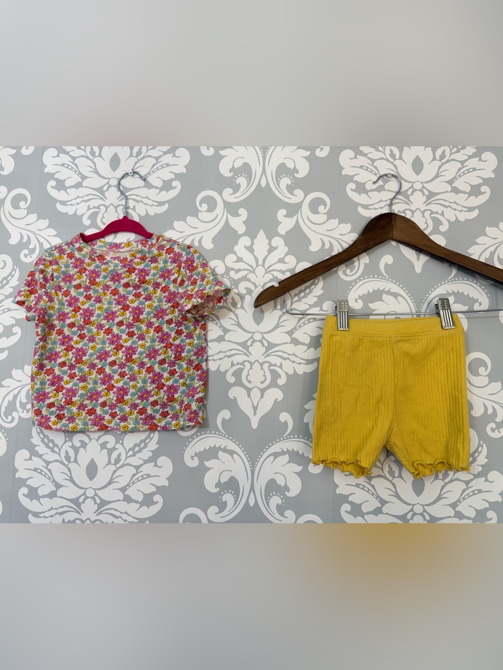 💫10/$25 • Old Navy Girls Floral Tee & Yellow Ribbed Shorts Set